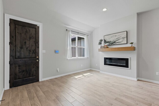 Building Photo - Grand in Granbury!