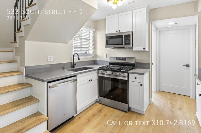 Building Photo - 533 South St