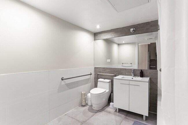 Building Photo - ROOM ONLY in 5-bed/2.5-bath Home