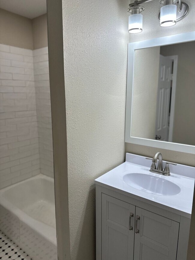 Building Photo - Remodeled Downtown Home!