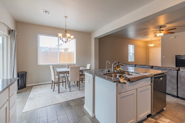 Building Photo - Beautiful 3 Bedroom/2 Bath Home
