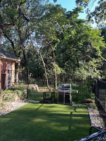 Building Photo - 500 Brooks Ct