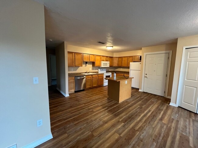 Building Photo - 896 Wescott Square