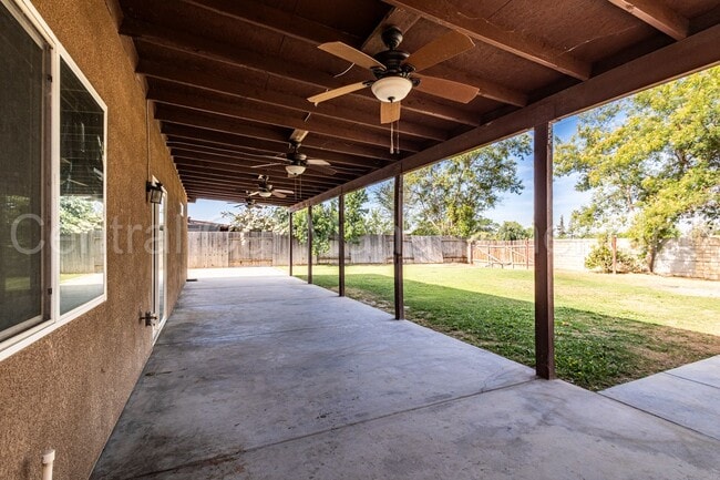 Building Photo - 4 Bedroom, 2 Bath Home - $2450 per month!