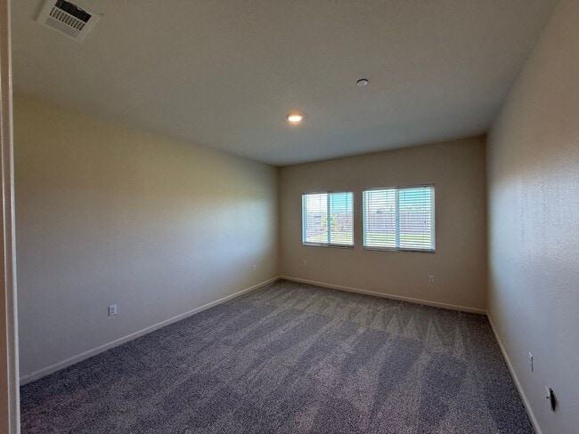 Building Photo - Single story home in with large backyard!