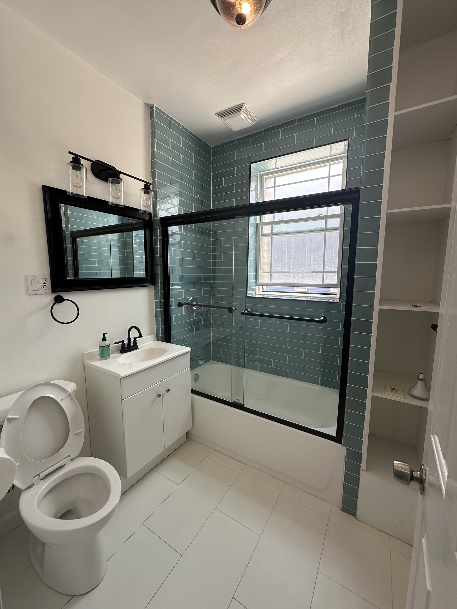 Bathroom - 2216 W Belmont Ave