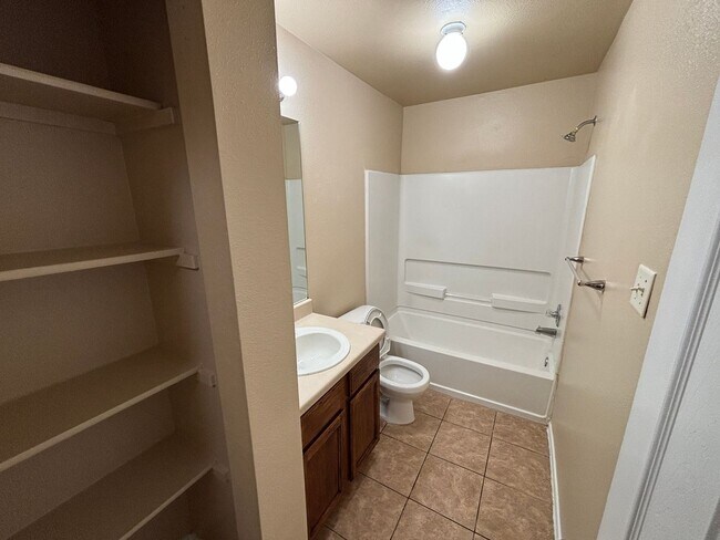 Building Photo - Fantastic 2-Story Townhome with 1-Car Gara...
