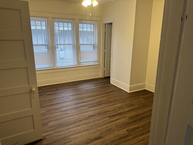 Building Photo - 831 Watkins St