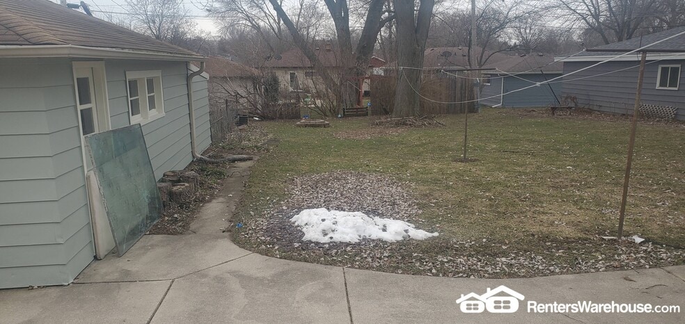 Building Photo - 10525 W Custer Ave