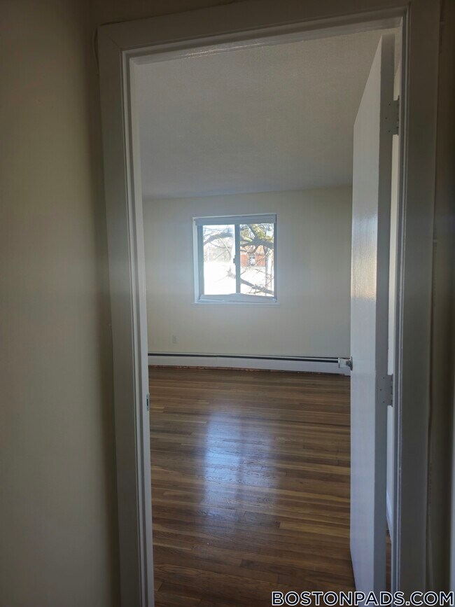 Building Photo - 122 Dustin St