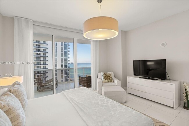 Building Photo - 15811 Collins Ave