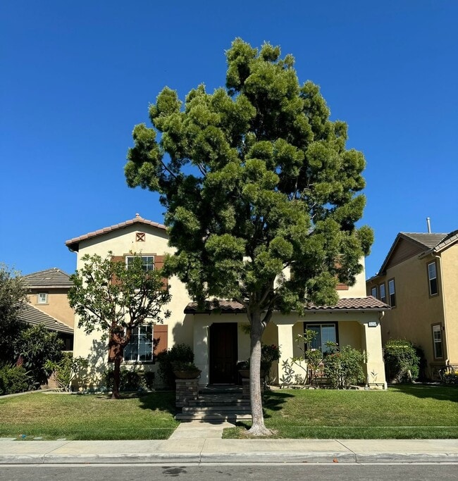 Building Photo - Modern 5 Bed, 4.5 Bath Home in Tustin Legacy