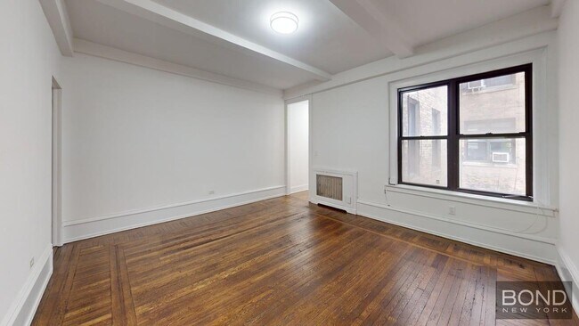Building Photo - 140 W 55th St