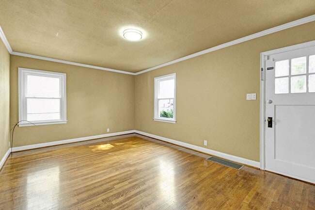 Building Photo - 3BR Cottage with Large Backyard, Garage and a Basement!