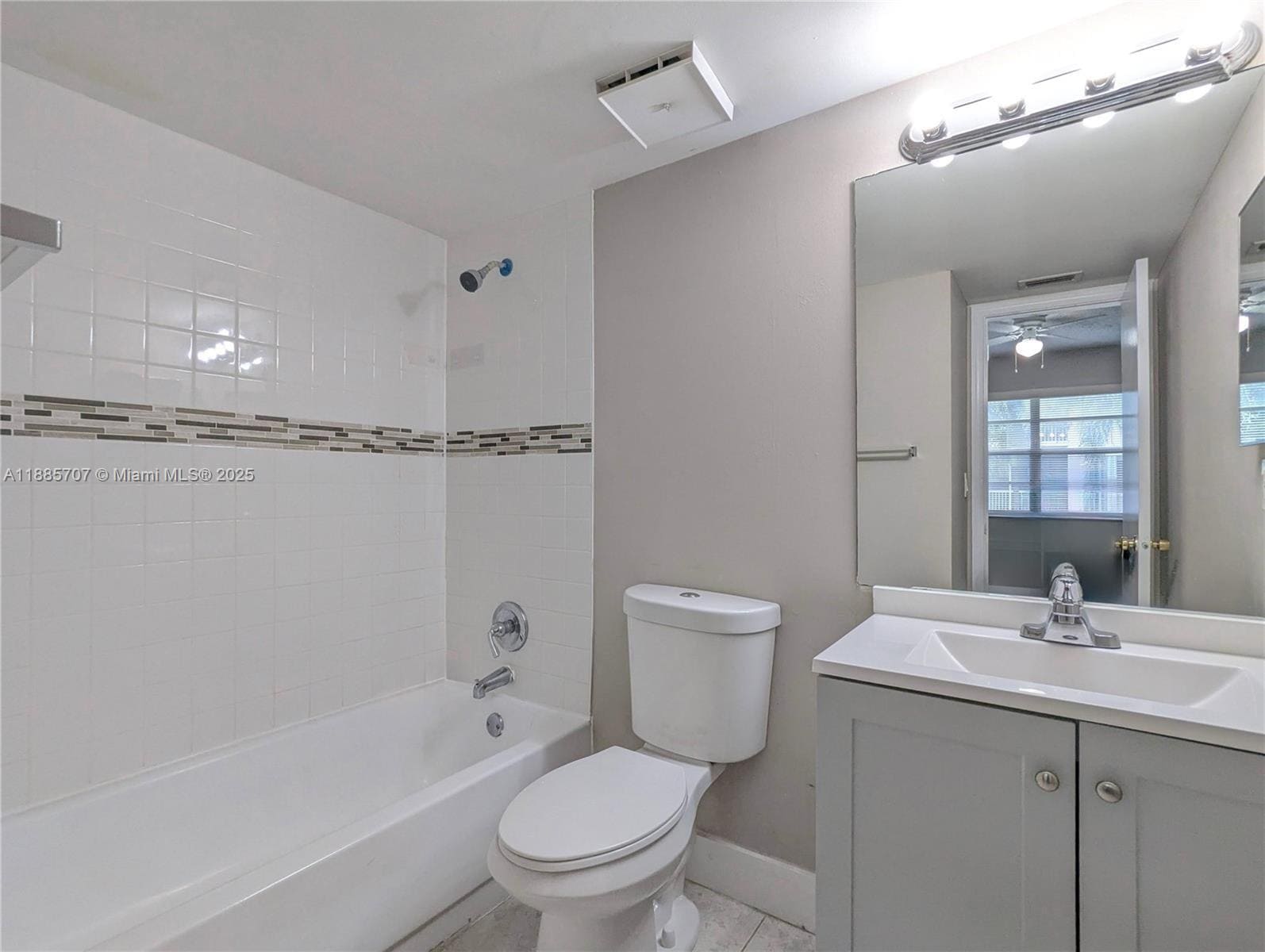 Building Photo - 10224 Twin Lakes Dr