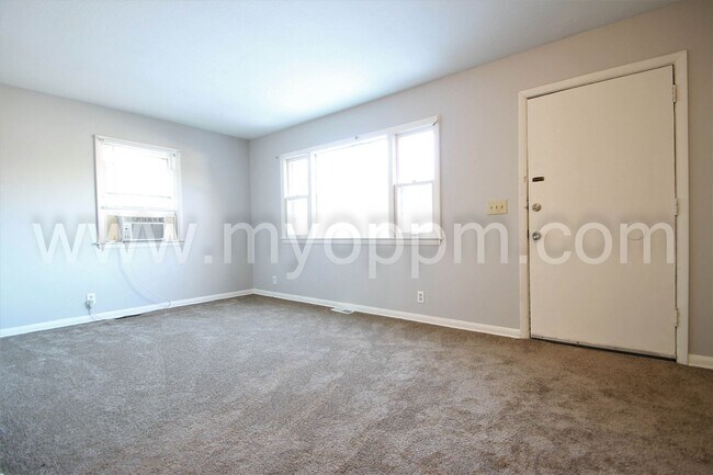 Building Photo - 3 Bedroom / 1 Bath Home Available Now!