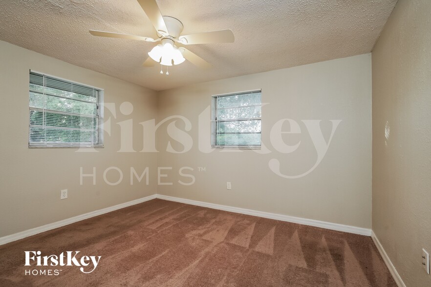 Building Photo - 2582 Lake View Blvd