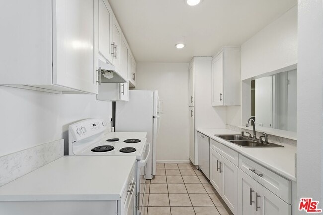 Building Photo - 5460 White Oak Ave