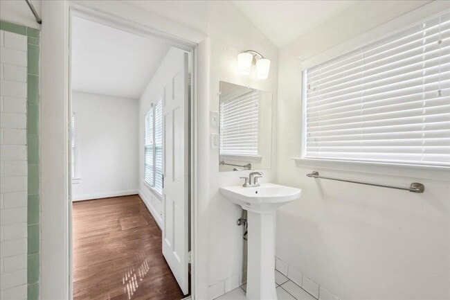 Building Photo - 2565 Harrison Ave