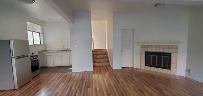 Building Photo - Epic REA - Great Garden Studio Apartment i...