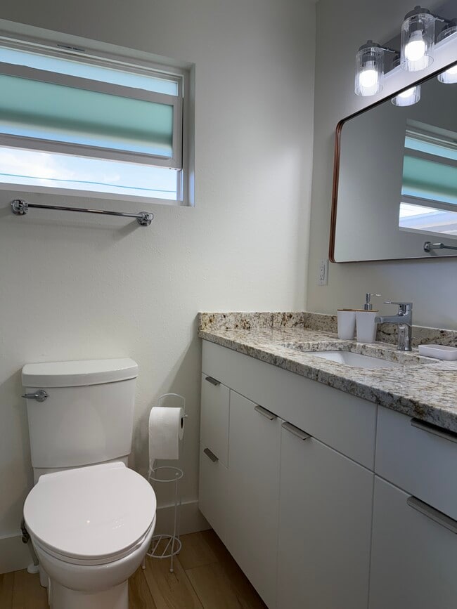 Building Photo - 906 Harbor Dr S