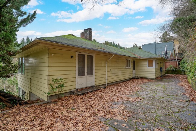 Building Photo - Charming 1940's Home with Stunning Mt. Hoo...