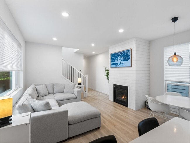 Building Photo - Light-Filled w/ Modern Finishes - 3?Bed / ...