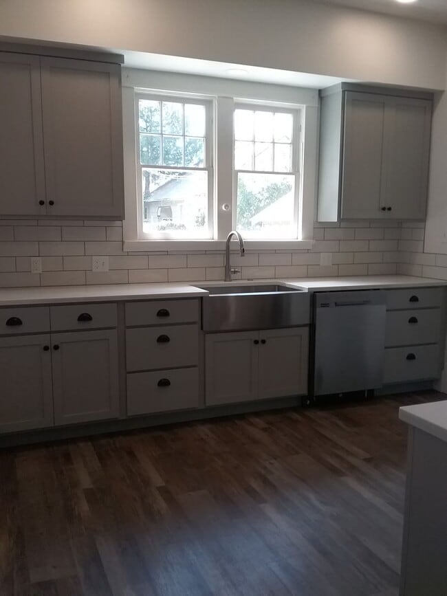 Building Photo - Recently updated single family home