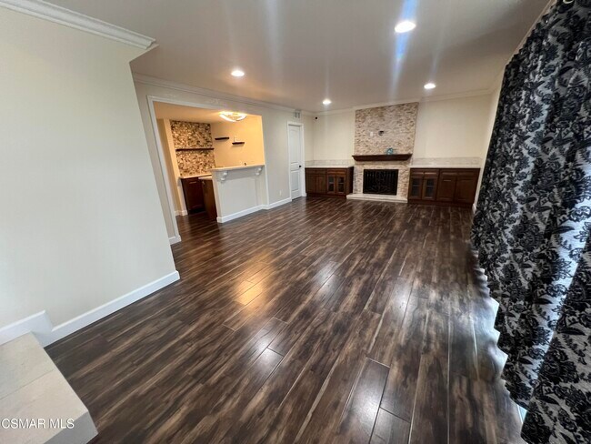 Building Photo - 334 W Avenida De Las Flores