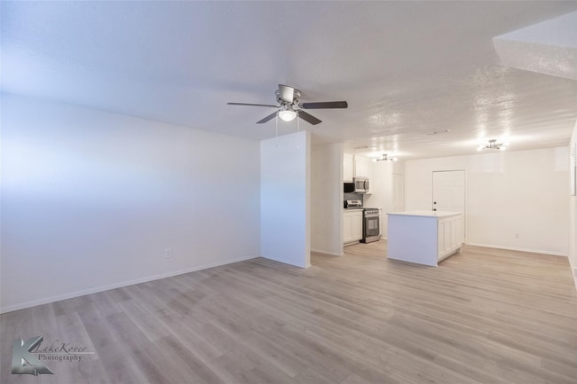 Building Photo - Furnished 3 bedroom 2 bathroom