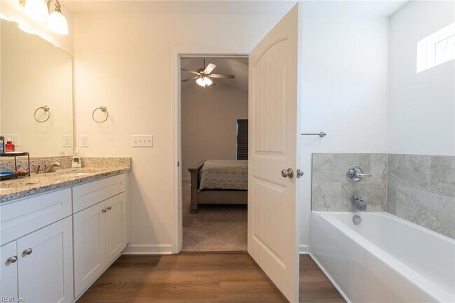 Building Photo - 1536 Beekman St