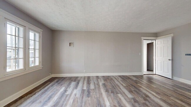 Building Photo - 2121 W 105th St