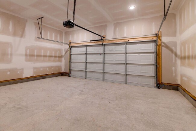 Building Photo - Stunning 4 Bedroom Home in Carothers Crossing!