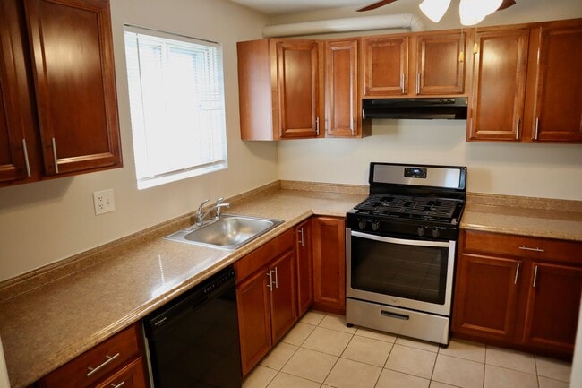 Building Photo - Charming 3-Bedroom, 2-Bath Split-Level Sin...