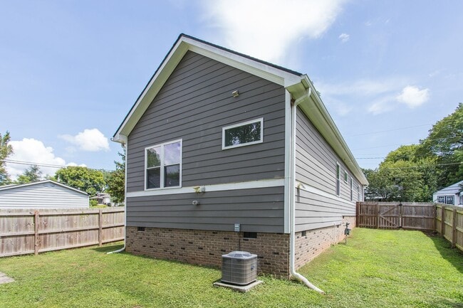 Building Photo - Stunning 3BD, 2.5BA Downtown Raleigh Home with a Fenced Yard