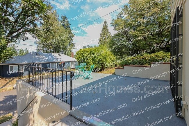 Building Photo - 616 SW Moss St