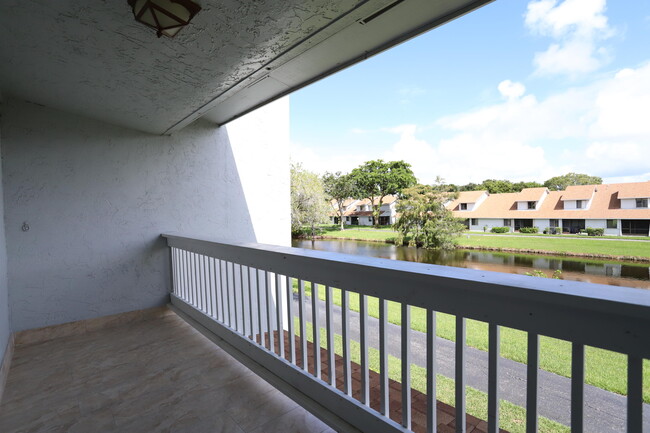 Building Photo - 1715 Woodbridge Lakes Cir