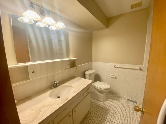Building Photo - Ground Floor Large 1 Bedroom 1 Bath Available