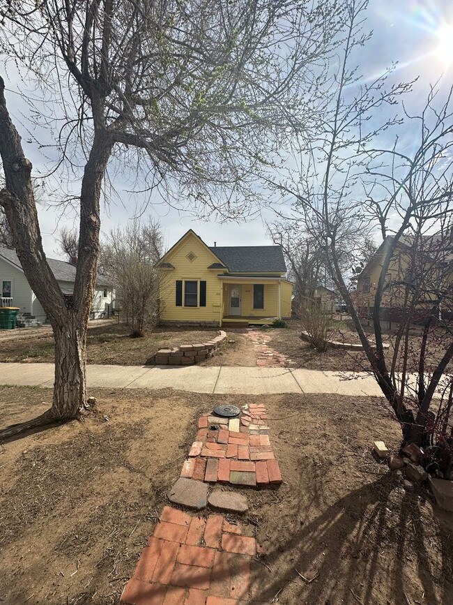 Building Photo - Charming 2 Bedroom House available NOW!