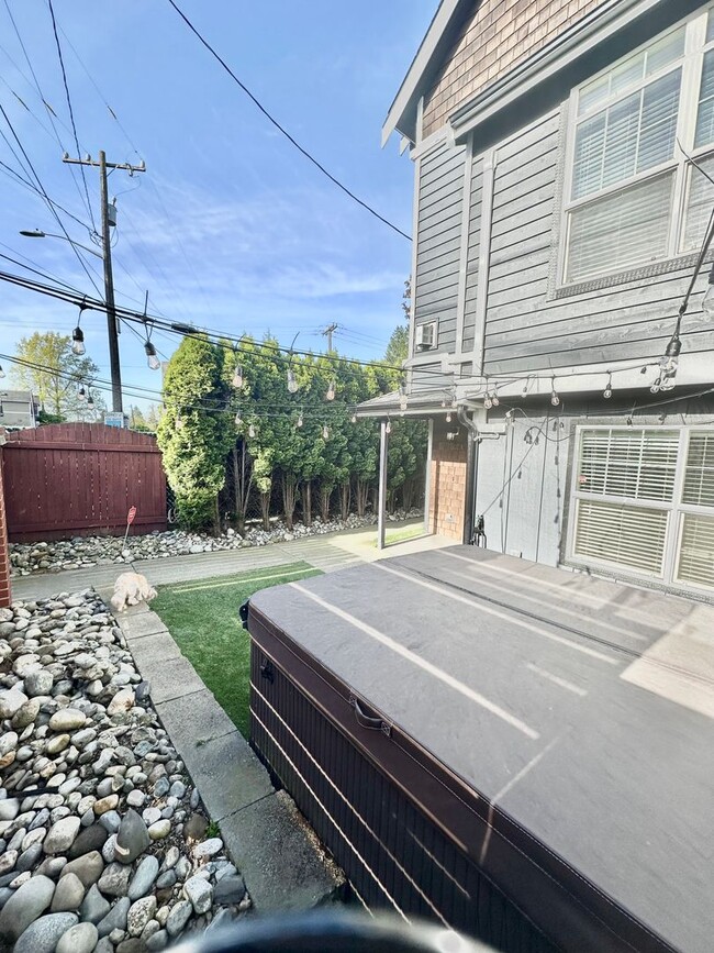 Building Photo - Modern 3 bedroom, 2.5 bathroom Townhome in Mapleleaf!