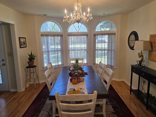 Building Photo - Beautiful 3 bedroom, 2 bath house with one...