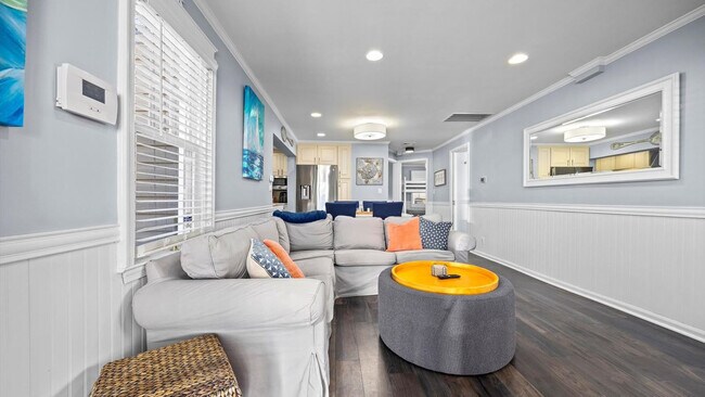 Building Photo - 816 St James Pl