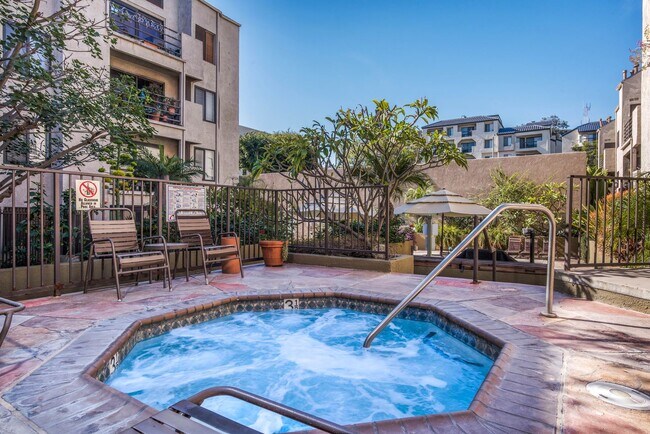 Building Photo - Modern Condo with over 1300 Square Feet wi...