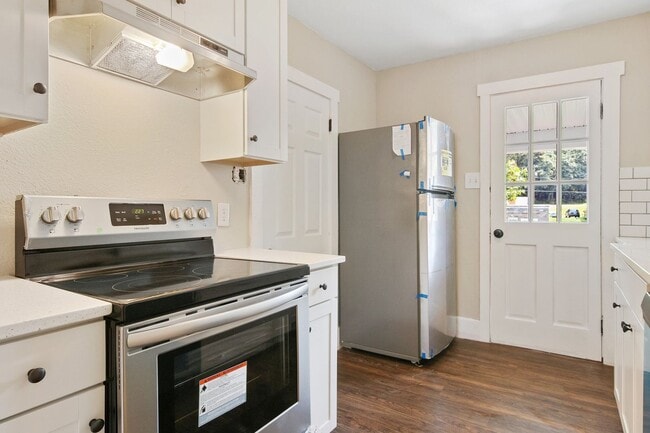 Building Photo - Coming Soon! Charming 3 Bedroom, 1 Bath Si...