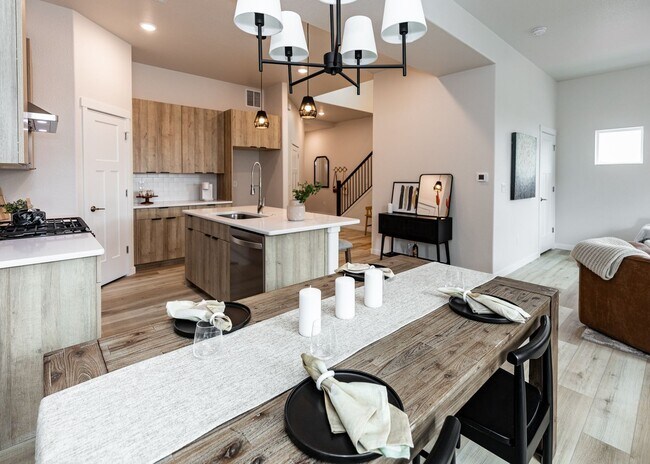 Building Photo - 3 Bedroom End Unit Luxury Townhome in Moun...