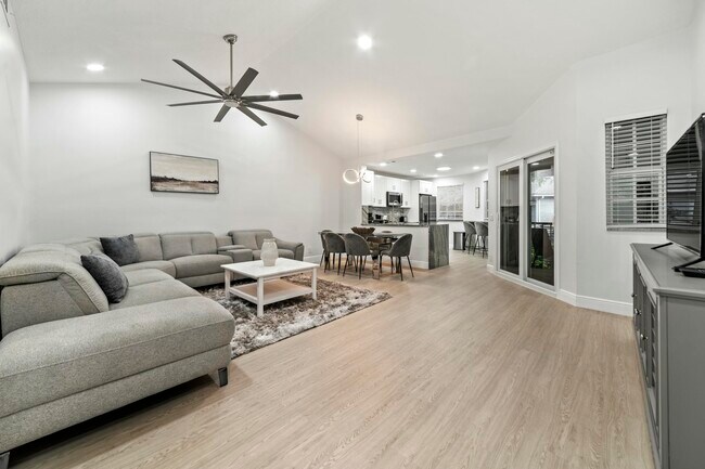 Building Photo - 6553 Via Regina