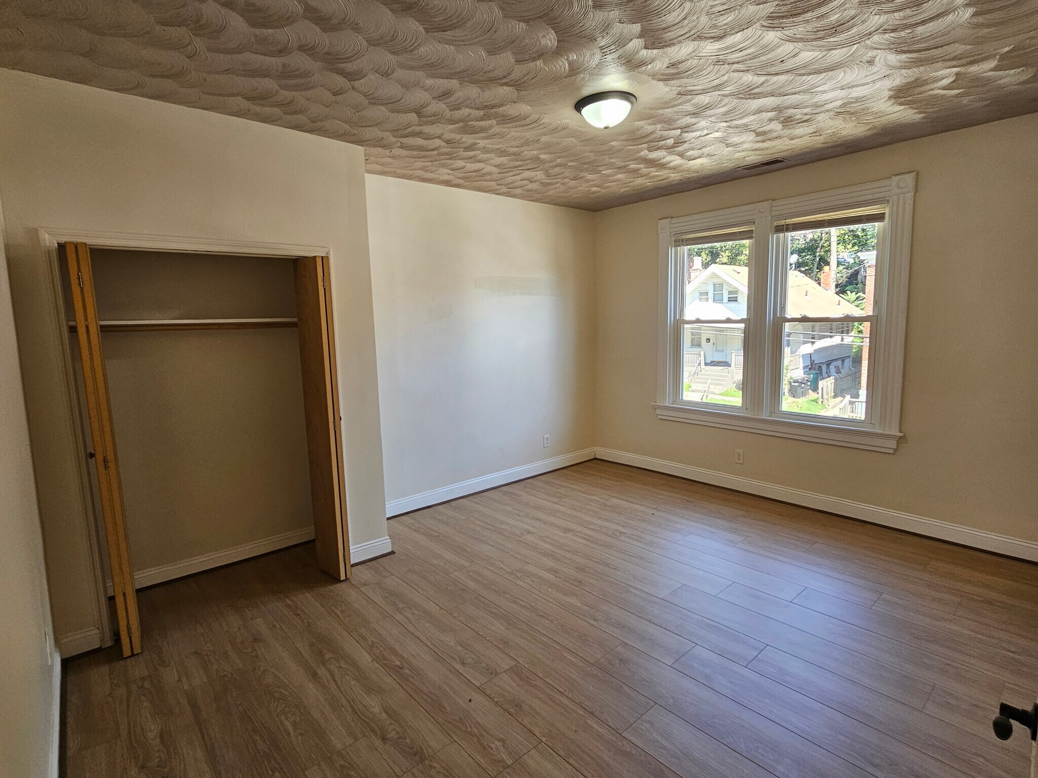 Building Photo - 249 Earnshaw Ave