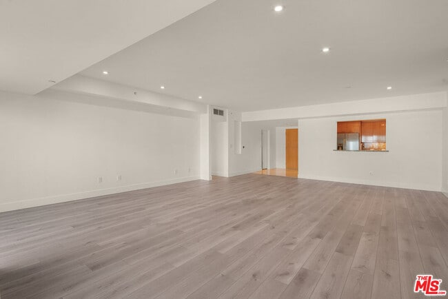 Building Photo - 13600 Marina Pointe Dr