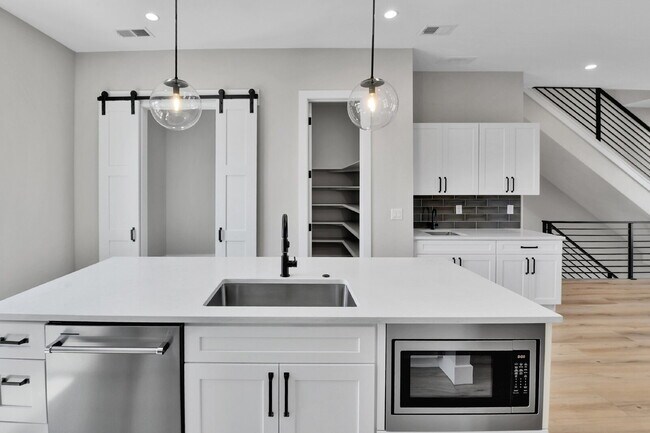 Building Photo - $3,200 - 2 Bed, 2.5 Bath Townhome in Prime...