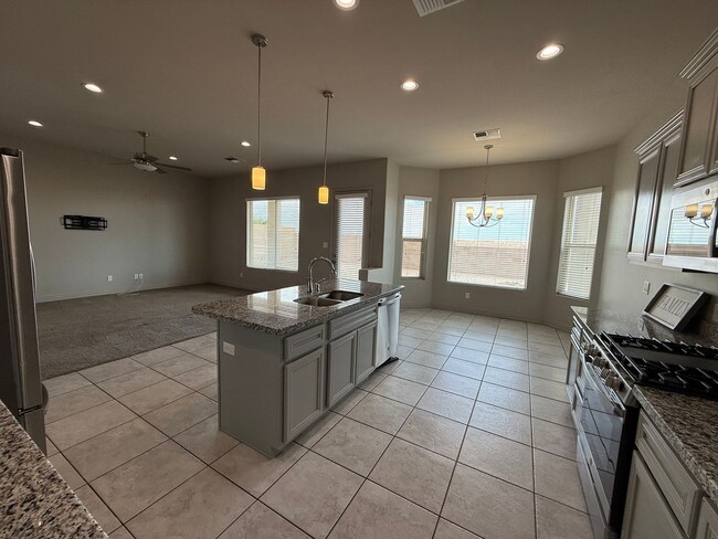 Building Photo - 4 Bedroom in Villa Chaparral!